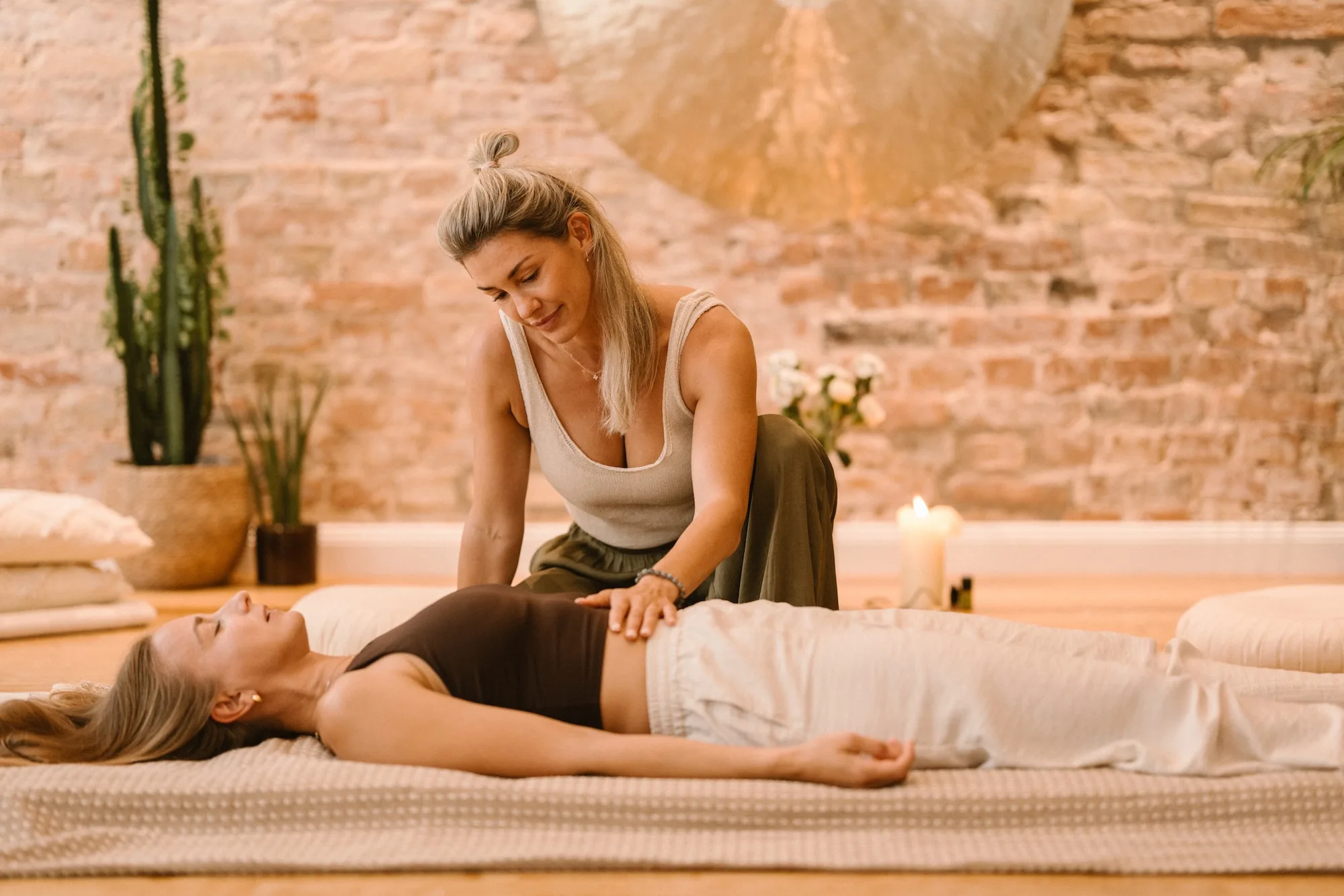 Dominique Scharax bei einer Breathwork-Session in ihrem Studio in Wien
